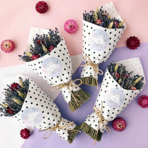 Небольшой букет из лаванды и гипсофилы для сотрудников