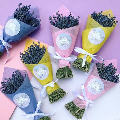 Небольшой круглый букет из сухоцветов пастельных тонов