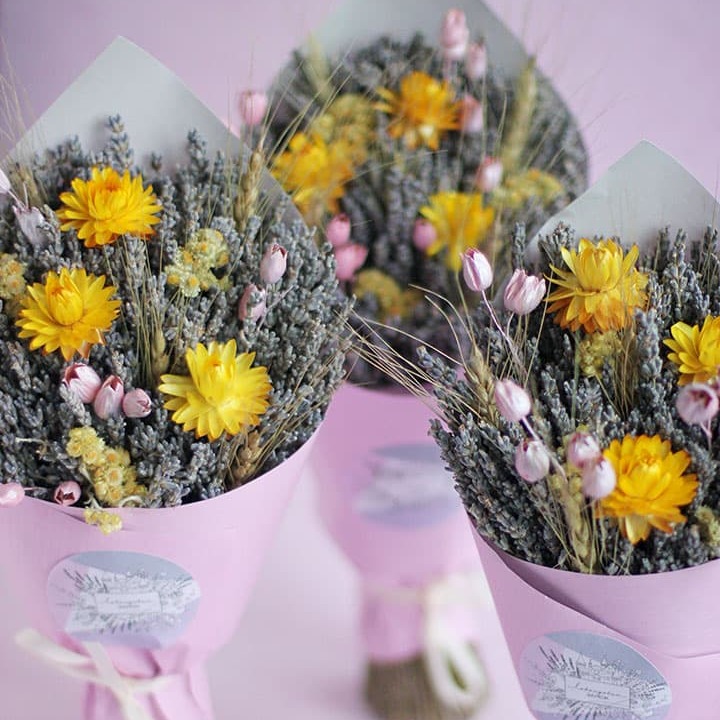 Красивая композиция из сухоцветов в интерьере офиса