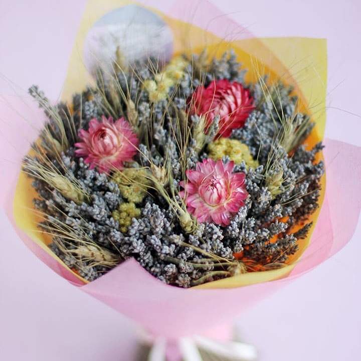 Сравнение сухоцветов и живых цветов